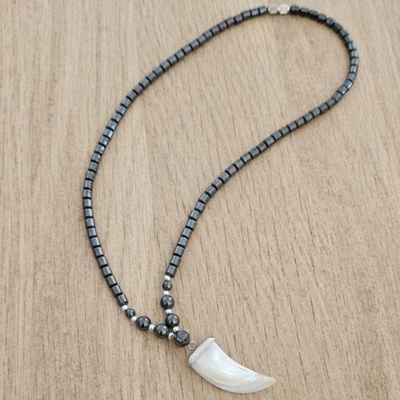Hematite necklace Mother of pearl carved claw pendant - Picture 2 of 11